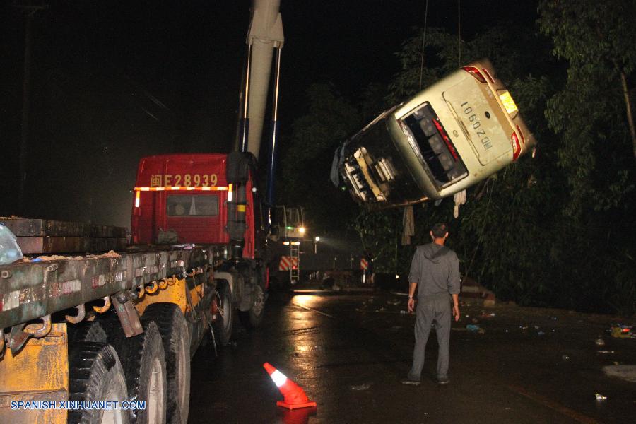 Caída de autobús a río deja 2 muertos y 5 desaparecidos en China