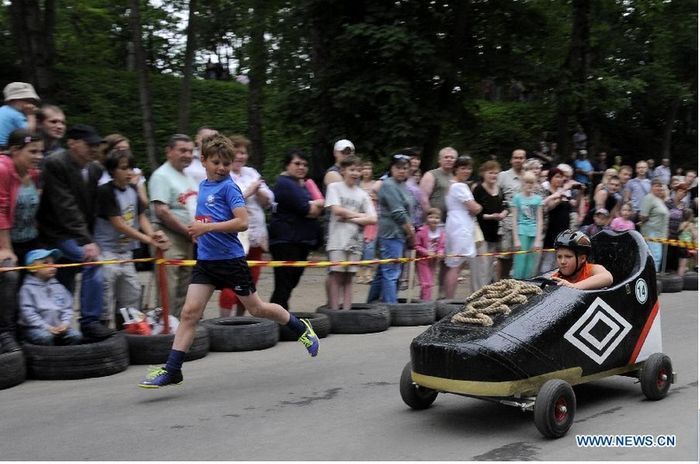 Carrera de coches de cartón en Estonia