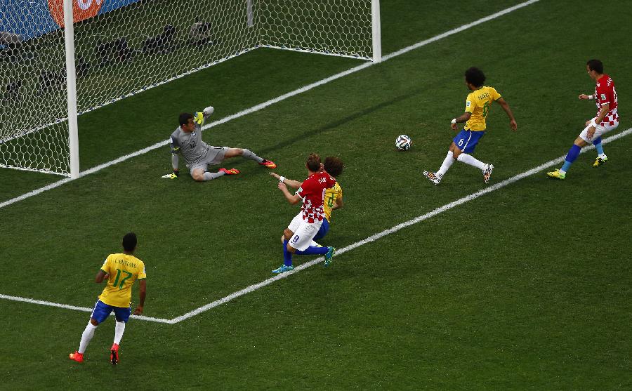 MUNDIAL 2014: Defensa brasile?o Marcelo anota primer gol de la copa con autogol