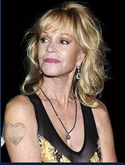 Melanie Griffith se borra el tatuaje 'Antonio' del brazo