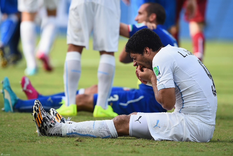 Luis Suárez vuelve a morder a un rival: esta vez su víctima fue el italiano Chiellini