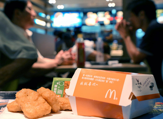 Nuggets de pollo son vendidos en un restaurante de McDonalds’s en Beijing el lunes. Algunos productos ya no están a la venta en Shanghái luego de que Shanghai Husi Food Co Ltd,una subsidiaria del grupo OSI Group, de Chicago, fuera descubierto por un informe en los medios, en el que se afirmaba que proporcionaba carne y pollo rancio a restaurantes de comida rápida