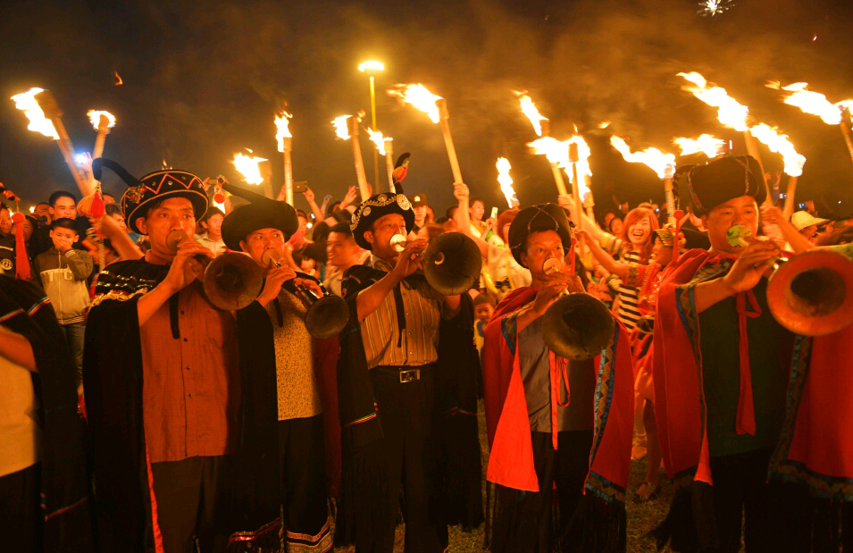 Grupo étnico Yi celebra el Festival de la Antorcha