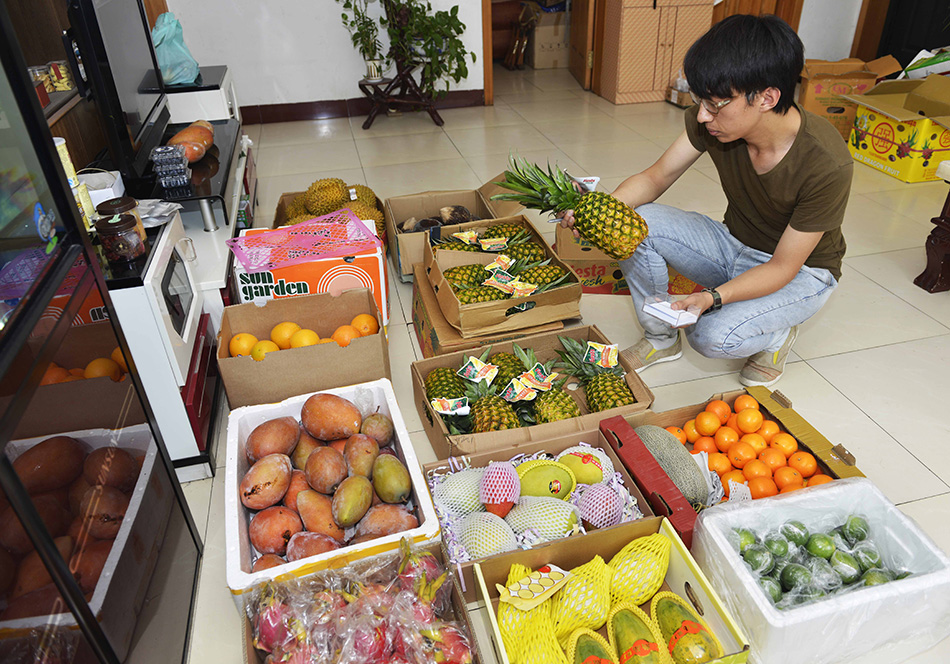 Estudiante usa Wechat para vender fruta