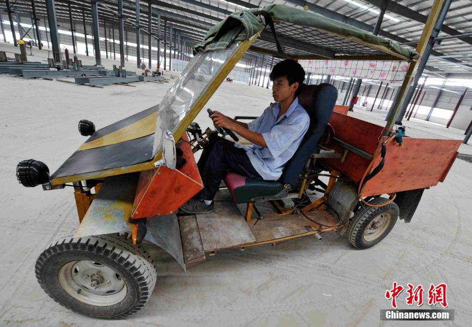 El joven inventor conduce su singular automóvil.