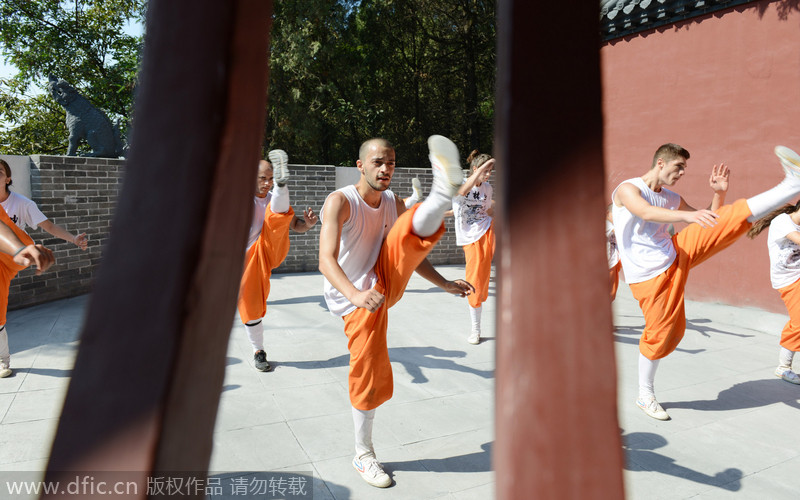 Un estudiante extranjero practica Kung Fu en Shaolin, Dengfeng, Henan. [Foto/IC] 