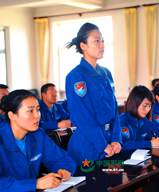 Mujer piloto de combate de la fuerza aérea china