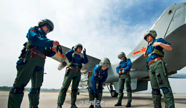 Mujer piloto de combate de la fuerza aérea china