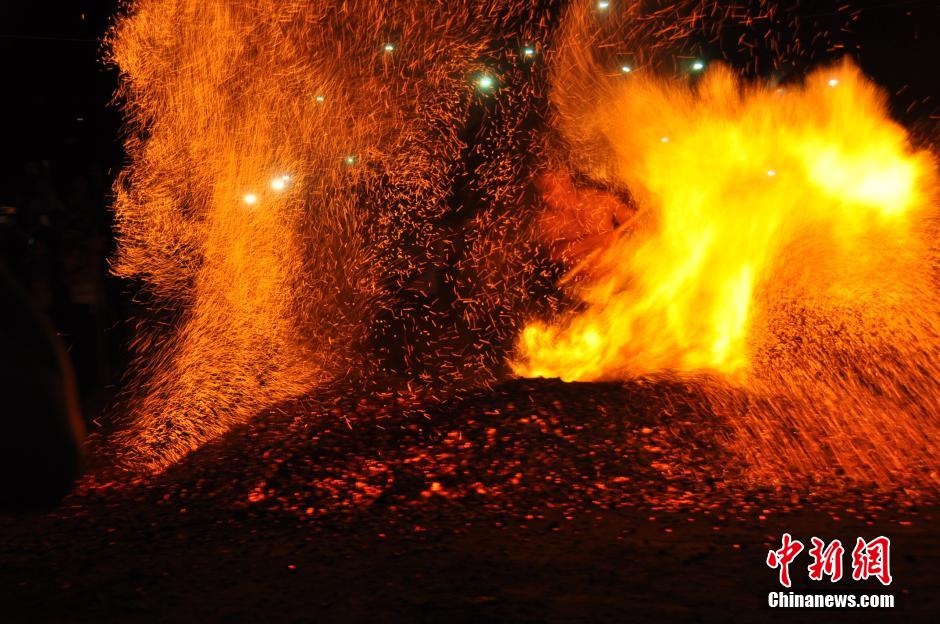 Tradición de 'andar sobre el fuego' en Zhejiang