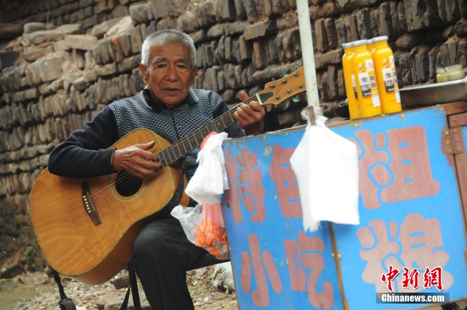 Abuelo con talento ilumina el negocio con sus cuerdas