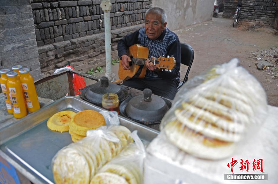 Abuelo con talento ilumina el negocio con sus cuerdas