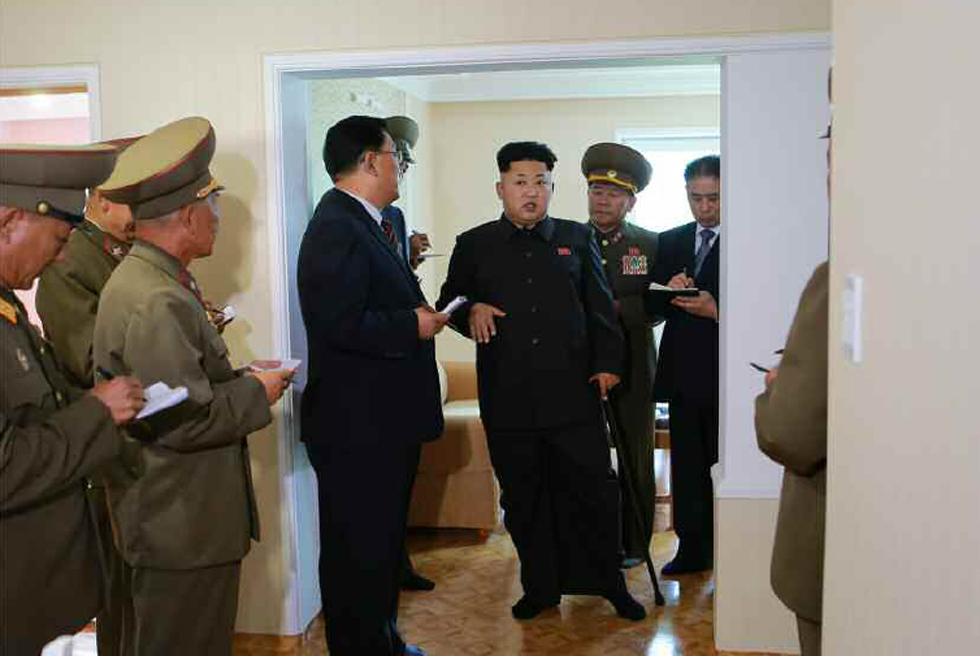 Foto oficial muestra a Kim Jong Un caminando con bastón