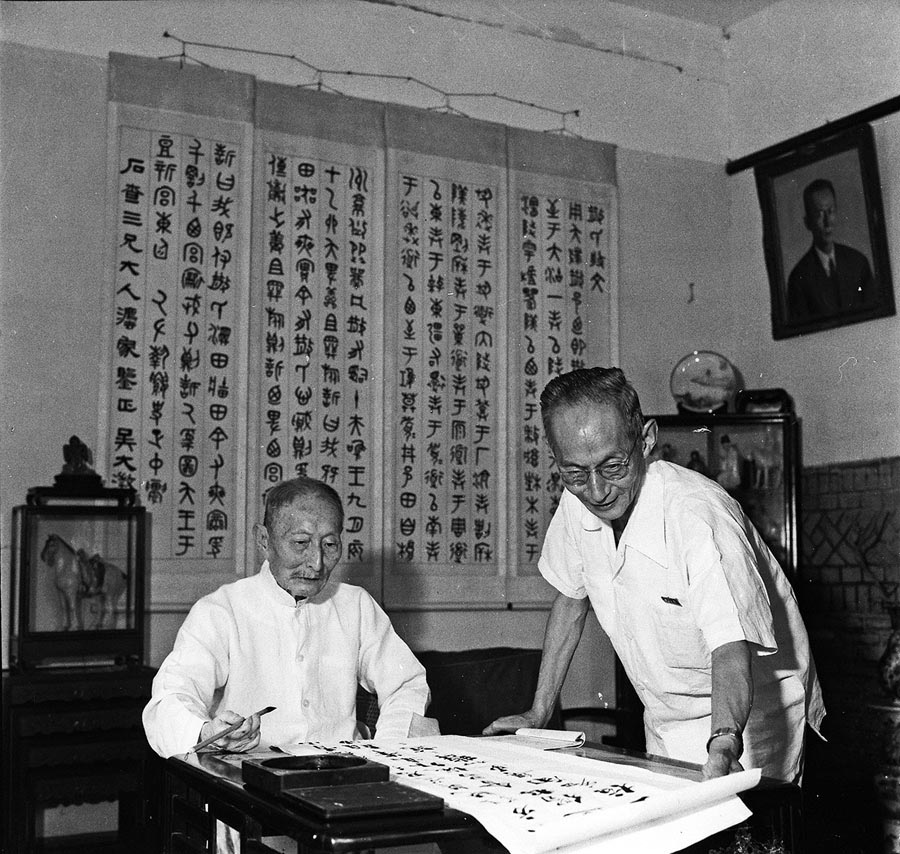 Un erudito de 90 a?os  practica caligrafía con la ayuda de su hijo, por Huang Yongzhao, a?o 1963. 