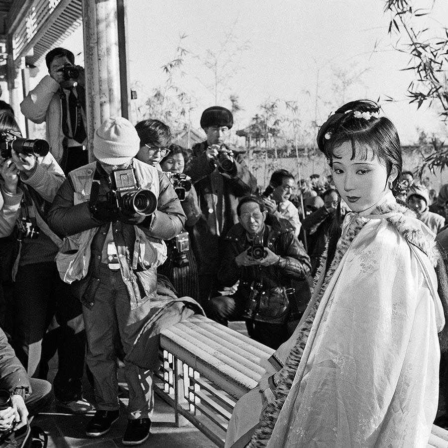 Imagen del plató de la serie de televisión basada en el clásico chino Sue?o en el Pabellón Rojo en el Grand View Garden de Pekín, por Huang Jingda, a?o 1985.