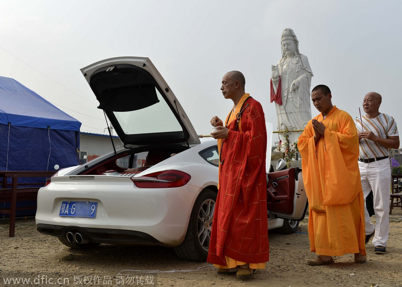 Monjes bendicen nuevos Porsche