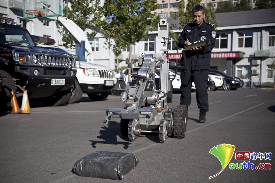 Agentes de la policía de prueban un robot EOD F6A (para la eliminación de artefactos explosivos) en Pekín el 2 de noviembre de 2014. El robot F6A EOD será utilizado para garantizar la seguridad durante las reuniones de APEC en noviembre en Pekín.