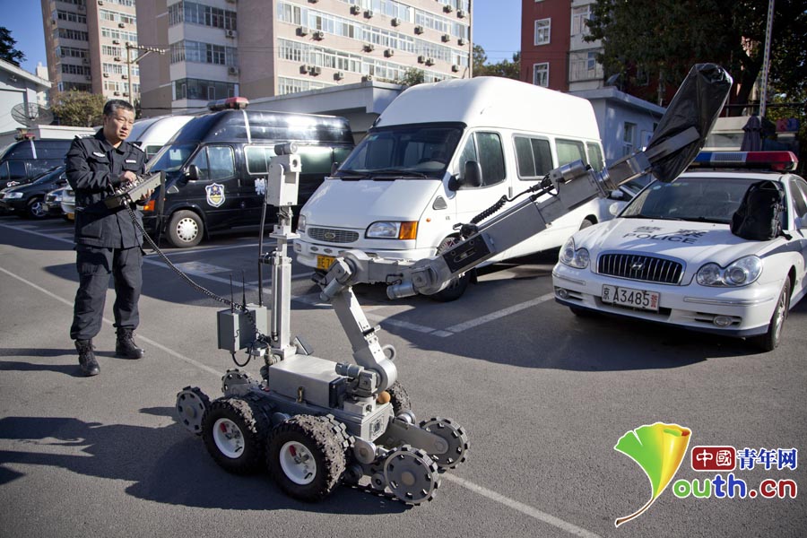 Agentes de la policía de prueban un robot EOD F6A (para la eliminación de artefactos explosivos) en Pekín el 2 de noviembre de 2014. El robot F6A EOD será utilizado para garantizar la seguridad durante las reuniones de APEC en noviembre en Pekín.