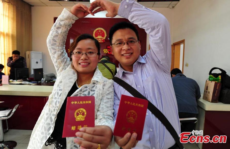 Una pareja comparte un momento romántico, después de firmar sus certificados de matrimonio en Taiyuan, Shanxi, el 11 de noviembre del 2014. Esta fecha, conocida como "Doble 11" (Día del soltero) desde hace varios a?os está de moda en China, principalmente para hacer compras en línea y contraer matrimonio. (Foto: Wu Junjie)