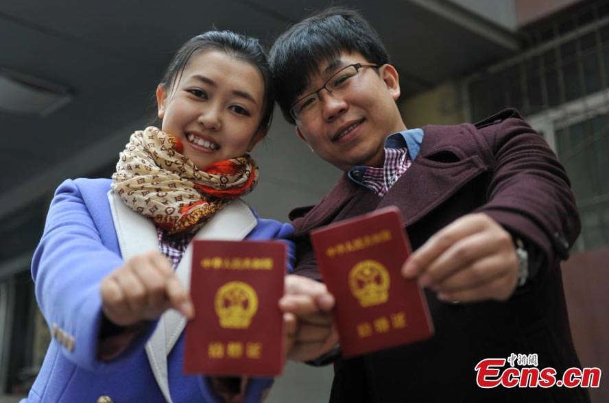 Una pareja comparte un momento romántico, después de firmar sus certificados de matrimonio en Taiyuan, Shanxi, el 11 de noviembre del 2014. Esta fecha, conocida como "Doble 11" (Día del soltero) desde hace varios a?os está de moda en China, principalmente para hacer compras en línea y contraer matrimonio. (Foto: Wu Junjie)