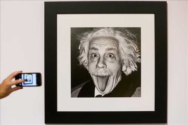 Descubren una postal firmada por Einstein