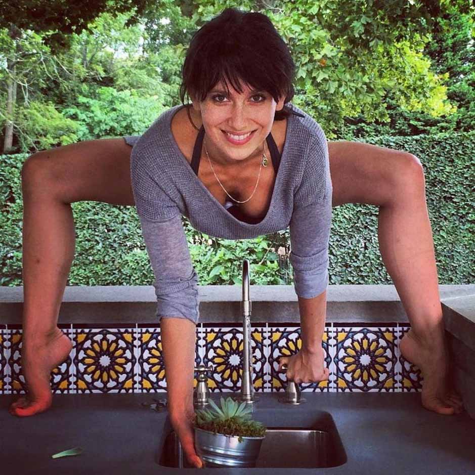 Hilaria Baldwin exhibe su maestría en el Yoga