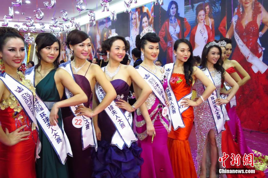 Más de 50 mujeres casadas compiten por el título “Mrs Globe” en China