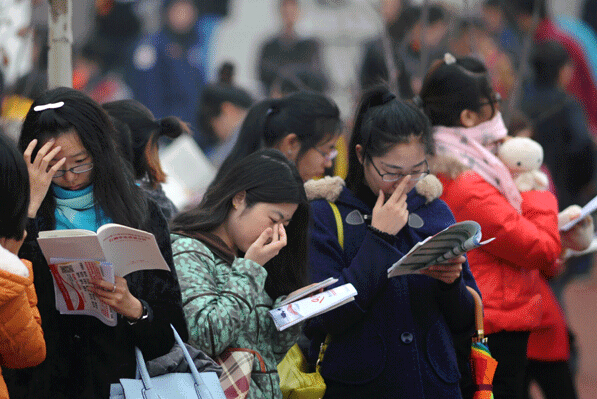 Estudiantes chinos asisten al exámen nacional para optar por el ingreso al sistema nacional de funcionarios públicos. Este a?o se ha registrado un fuerte descenso en la lista de aspirantes. Yantai, Shandong.