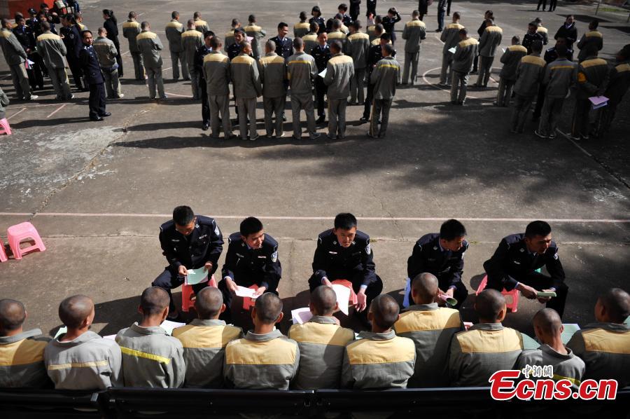 Delincuentes jóvenes estudian el confucianismo