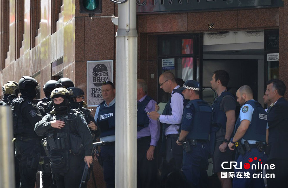 Desconocido con bandera islámica retienen a rehenes en una cafetería de Sydney