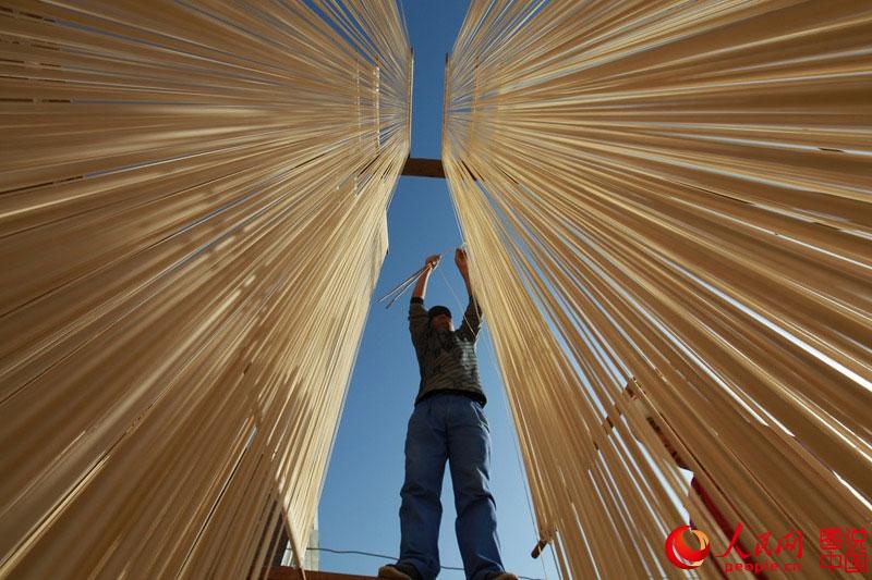 Haciendo fideos en el pueblo Shixia de Guanzhong, provincia de Shaanxi. 