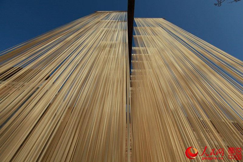 Haciendo fideos en el pueblo Shixia de Guanzhong, provincia de Shaanxi. 