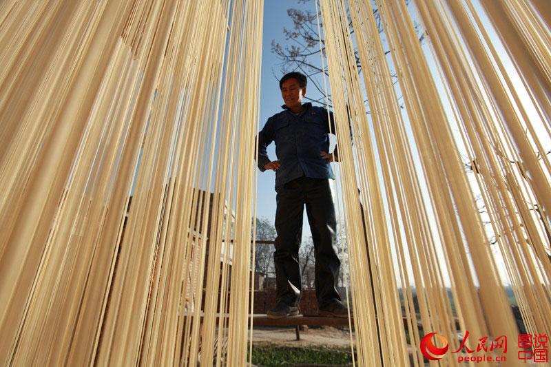 Haciendo fideos en el pueblo Shixia de Guanzhong, provincia de Shaanxi. 