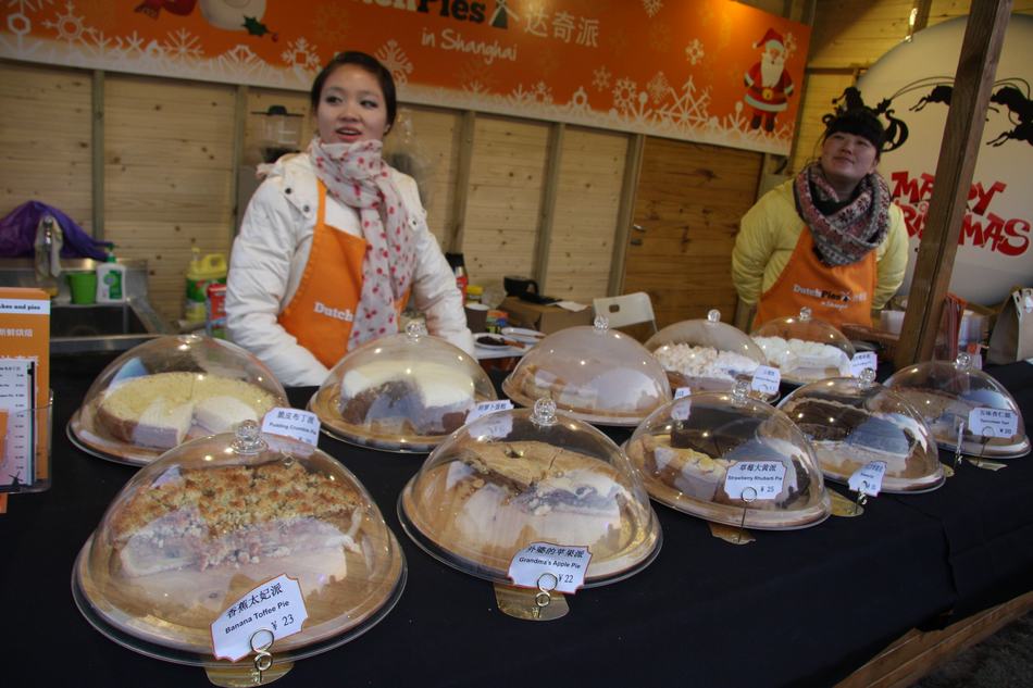 Tartas y pasteles navide?os en el mercado navide?o alemán del distrito Xuhui de Shanghai, el mayor mercado de Navidad de China. [Foto / CRI ]