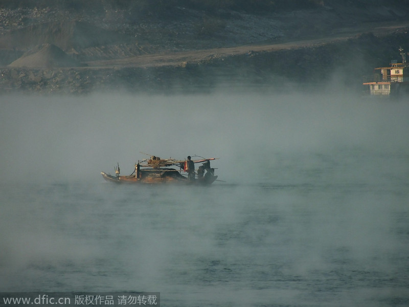 Niebla matinal en el río Yangtze