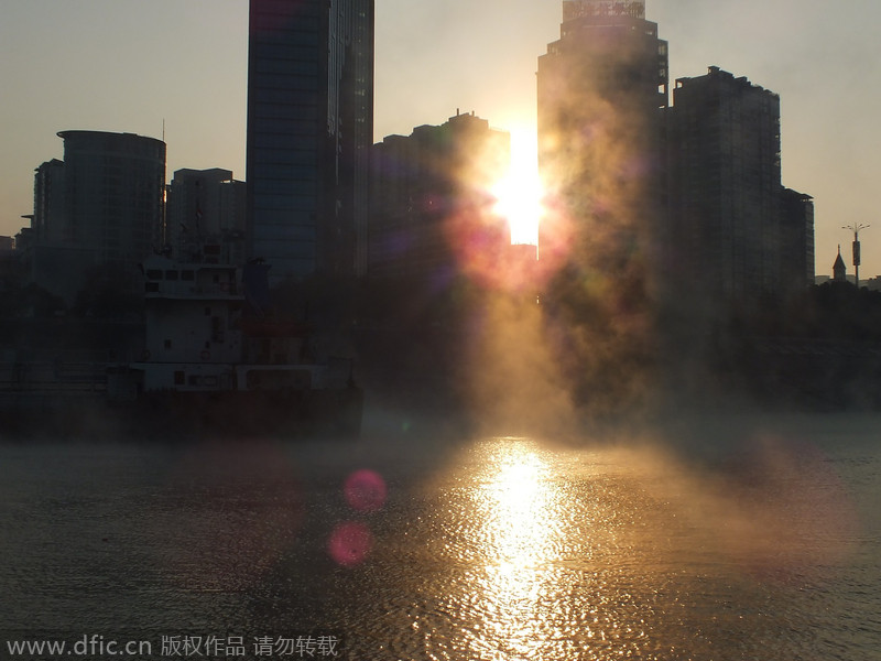 Niebla matinal en el río Yangtze