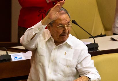 Cuba tiene por delante larga lucha contra el bloqueo, dice Raúl CastroActualizado 2014-12-21 16:45:59 | Spanish. xinhuanet. com	Imprimir	EnviarTama?o			 	CompartirGOOGLE+FACEBOOKTWITTERSINATENCENTLA HABANA, 20 dic (Xinhua) -- El presidente cubano Raúl castro advirtió hoy ante la Asamblea Nacional que la isla tiene por delante una "lucha larga y difícil" antes de que se levante el bloqueo que aplica Estados Unidos a Cuba desde hace más de medio siglo."Se ha dado un paso importante, pero queda por resolver lo esencial, que es el cese del bloqueo económico, comercial y financiero contra Cuba, recrudecido en los últimos a?os", afirmó Castro.No obstante, Castro subrayó que "no debe pretenderse que para mejorar las relaciones con Estados Unidos, Cuba renuncie a las ideas por las que ha luchado durante más de un siglo, por las que su pueblo ha derramado mucha sangre y ha corrido muchos riesgos".