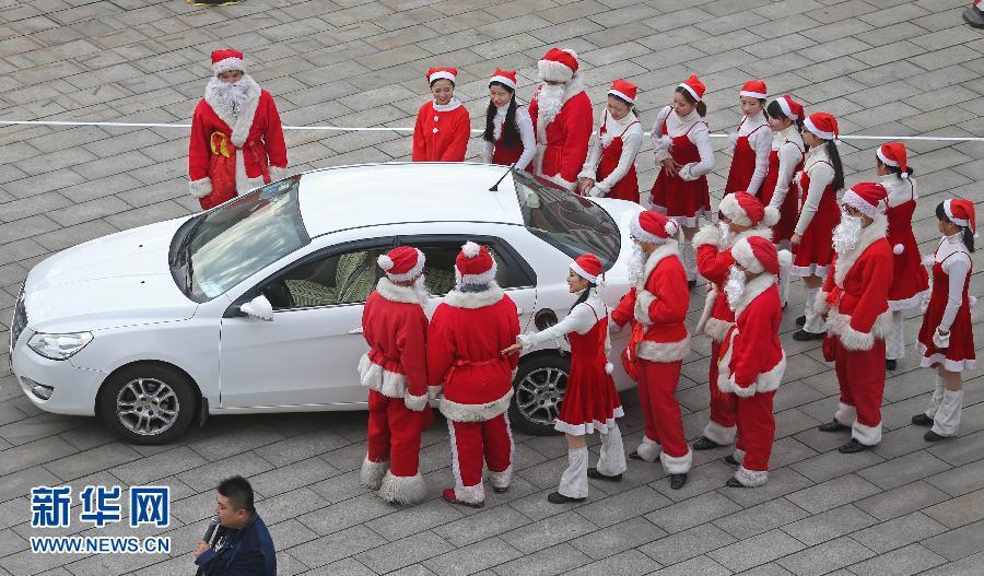 19 Papá Noel en un coche para dar la bienvenida a la Navidad