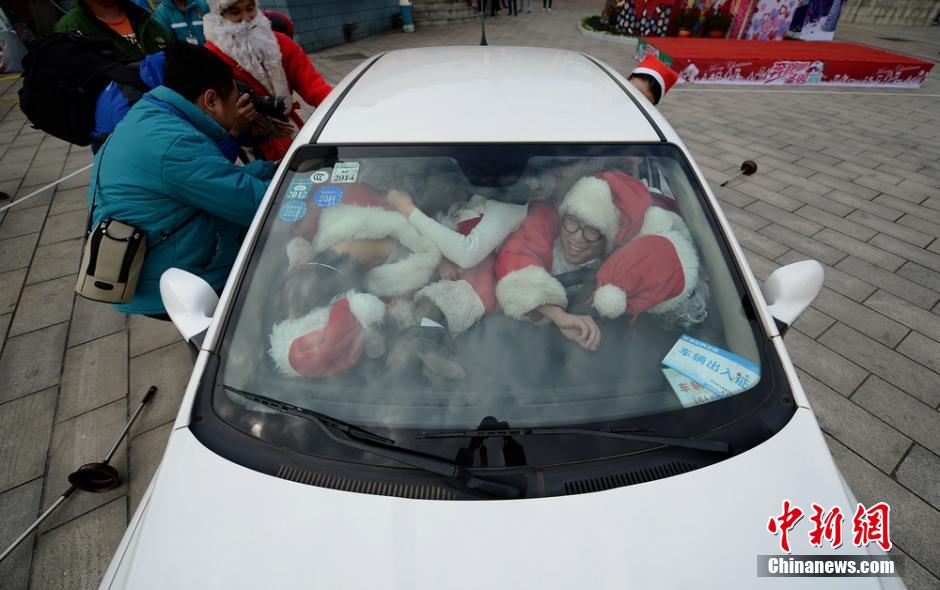 19 Papá Noel en un coche para dar la bienvenida a la Navidad