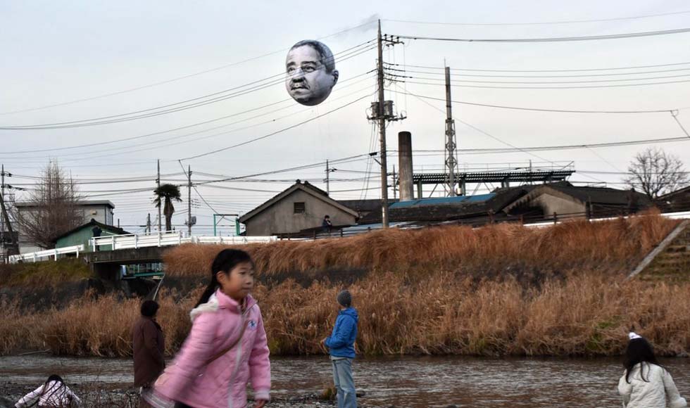 Aparece en el cielo japonés un gigante globo de ¨cara de tío¨