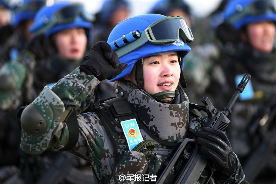 Una soldado jura durante la ceremonia militar del primer pelotón chino de infantería que cumplirá tareas en Sudán. Es la primera vez que el país participa, de esta manera, en una misión de paz de las Naciones Unidas. [Foto: Zhao Ruixue]