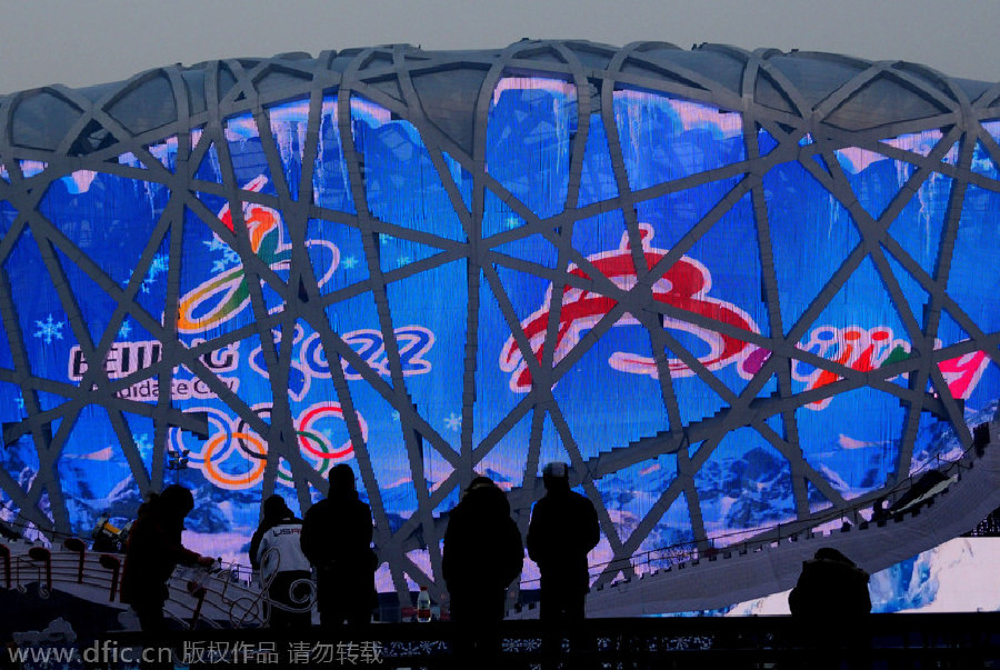 Estadio Olímpico iluminado para recibir el a?o nuevo