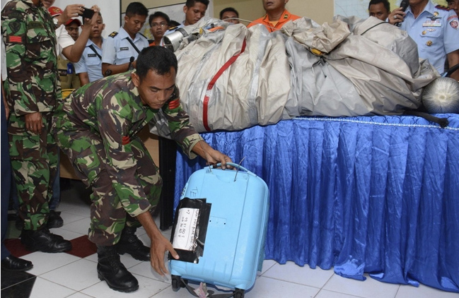 Encuentran restos y cuerpos del avión de AirAsia 