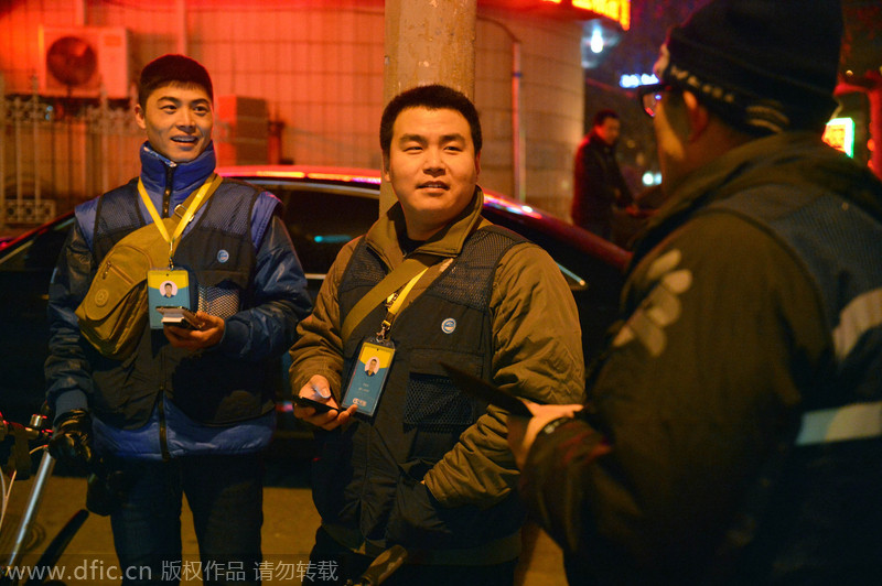 Li?Xiaodong?charla?con?otros?conductores?privados cuando?no?está?ocupado,?en?Shijiazhuang, provincia?de?Hebei,?el 17 de diciembre de?2014.?[Foto/IC]