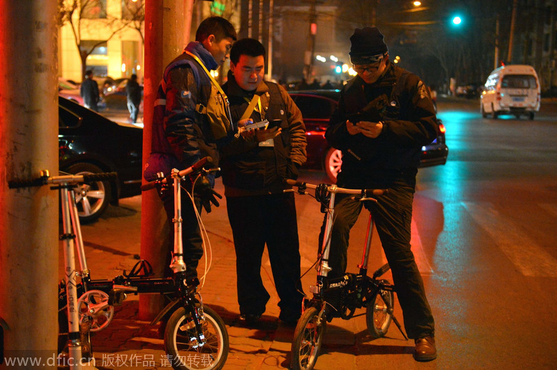 Li?Xiaodong?y?otros?conductores?privados esperan la llamada de clientes,?en?Shijiazhuang, provincia?de?Hebei,?el 17 de diciembre de?2014.?[Foto/IC]