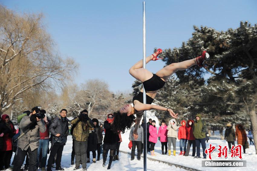 Baile en barra sobre la nieve