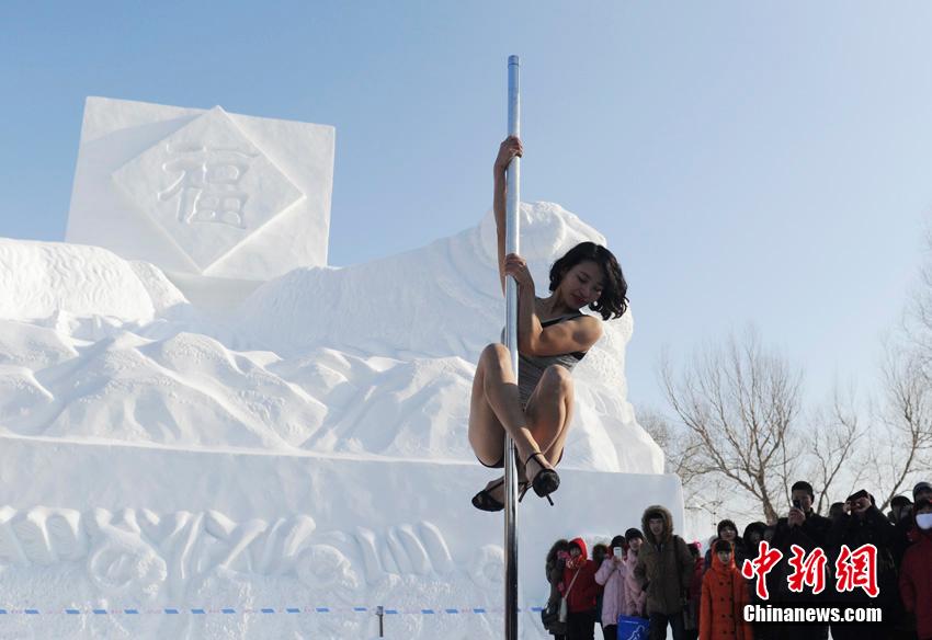 Baile en barra sobre la nieve