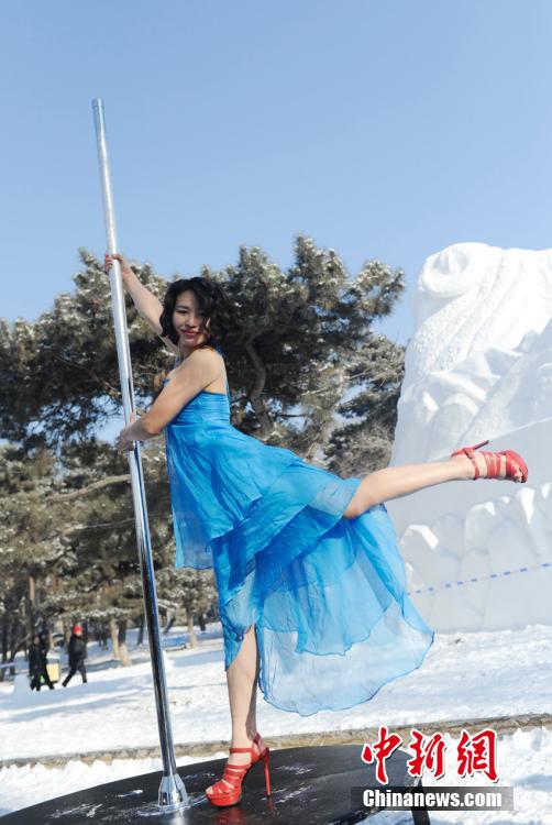 Baile en barra sobre la nieve