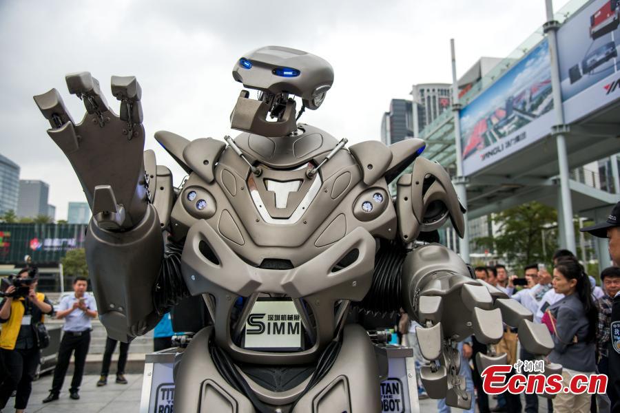 El robot Titan entretiene a los curiosos en Shenzhen