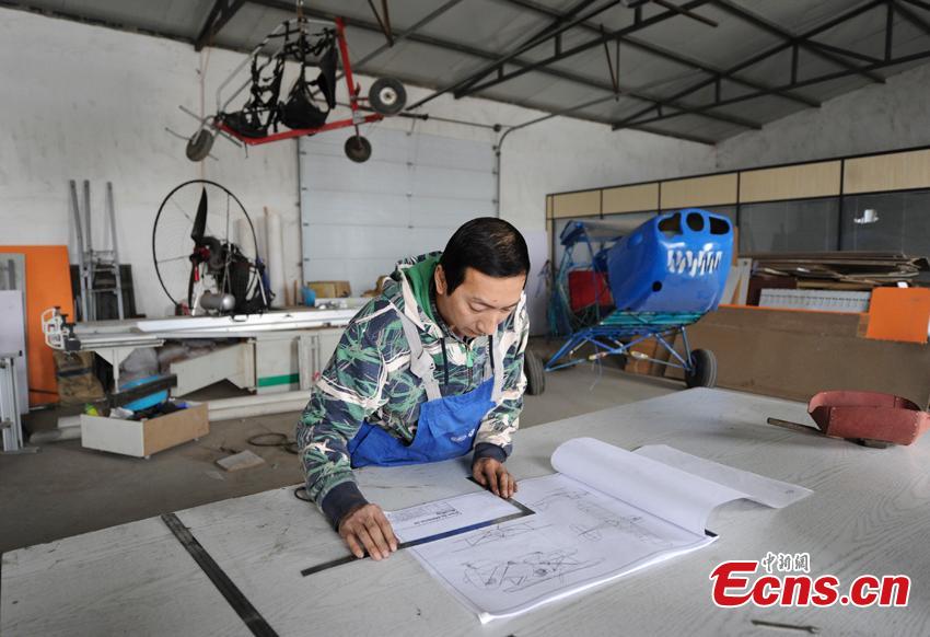 Yang Shijun trabaja en su casa en la fabricación de un avión peque?o, la ciudad de Changchun, provincia de Jilin, el 10 de mayo de 2015. Yang, de 45 a?os, ha realizado dos vuelos de prueba en el pasado y ha logrado volar durante 2,5 horas. Yang dice que el avión se llamará como su padre, Jinhai. El ingenioso planea construir tres aviones biplaza en el futuro. [Foto/ECNS]