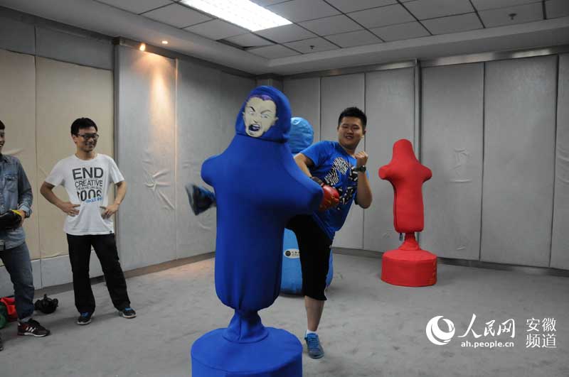 Los estudiantes golpean maniquíes en la sala de ventilación del centro de orientación psicológica de la Escuela Secundaria No 8 en la provincia de Anhui, el 15 de mayo de 2015. (Foto: Liu Ying y Hou Yao / Pueblo en Línea)